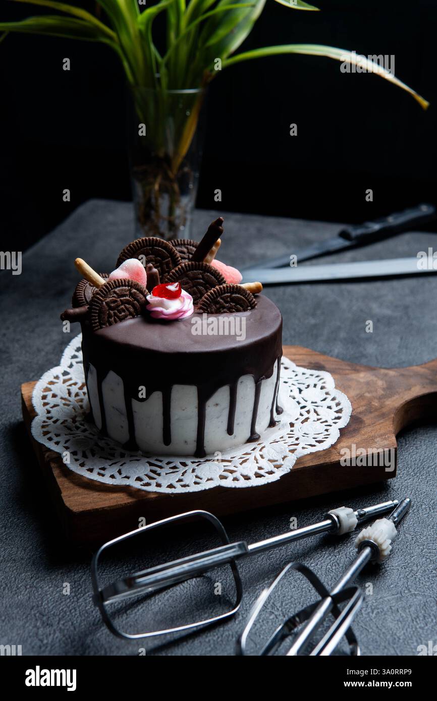 Torta al cioccolato con condimenti Oreo e Marshmallow Foto Stock