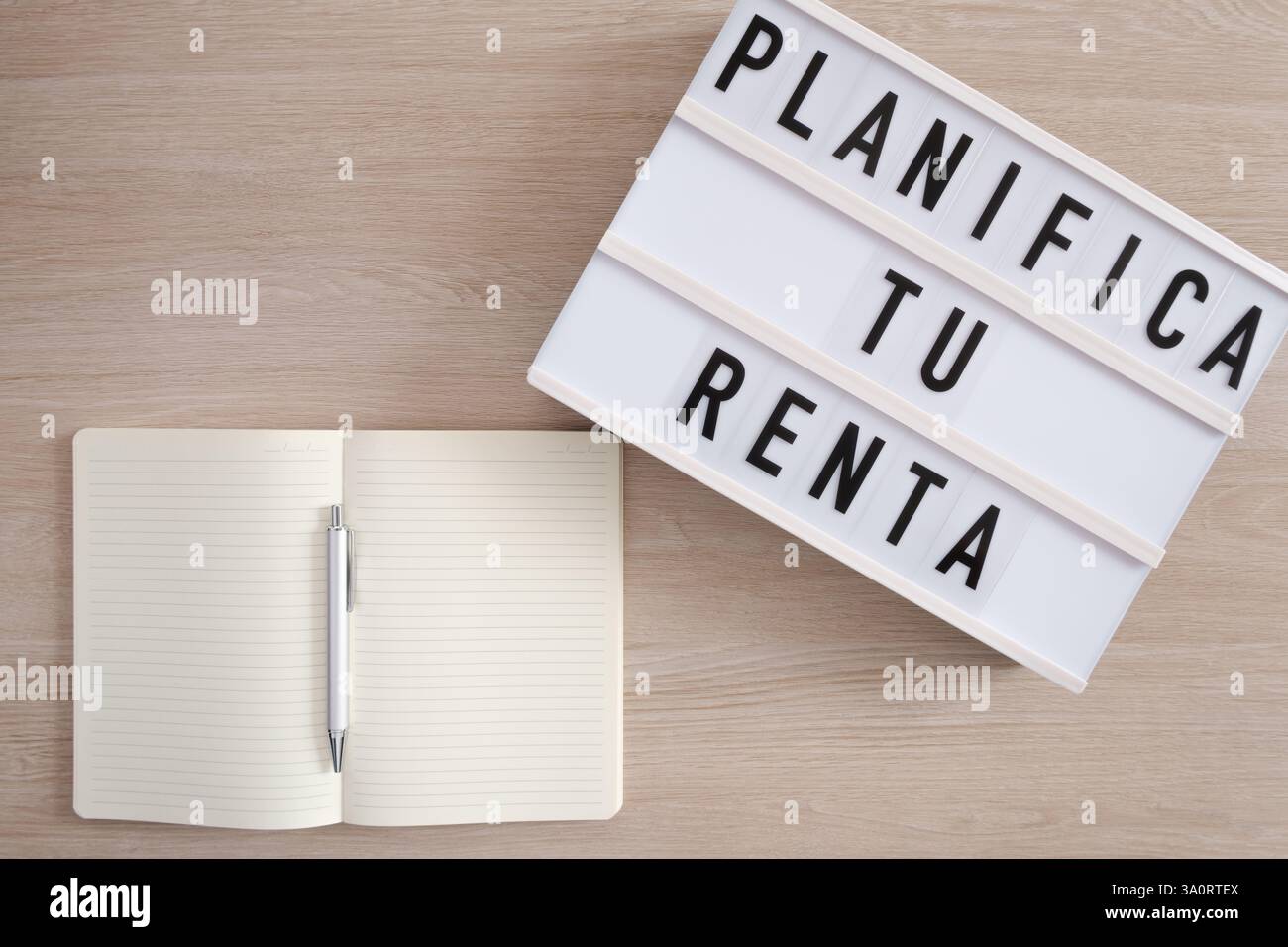 Cartello di pianificazione fiscale con taccuino e penna su tavolo di legno, strategia finanziaria Foto Stock