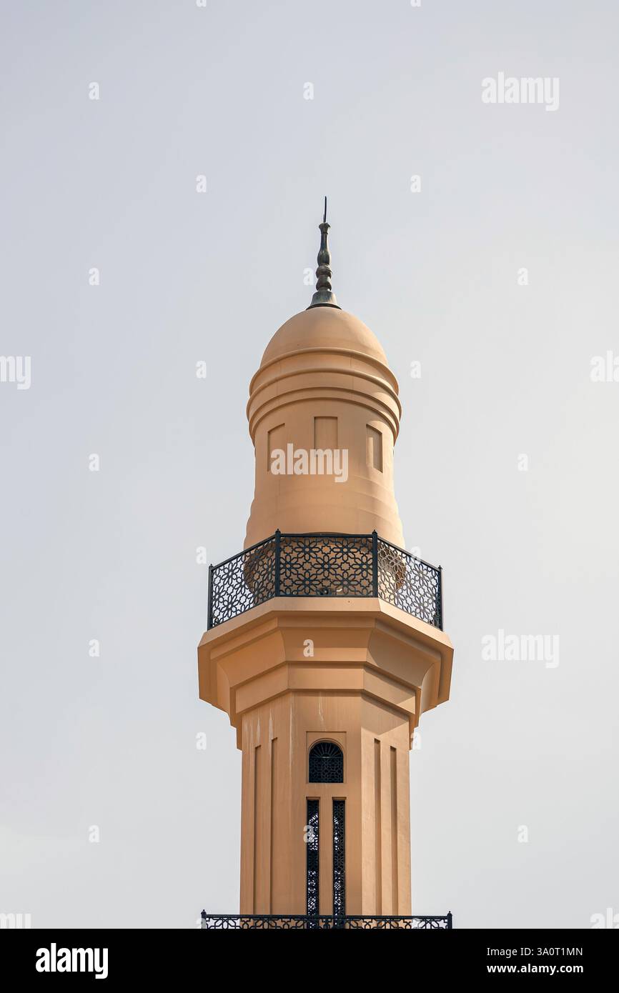 Minareto color sabbia di una moschea musulmana sullo sfondo del cielo. Dubai, Emirati Arabi Uniti Foto Stock