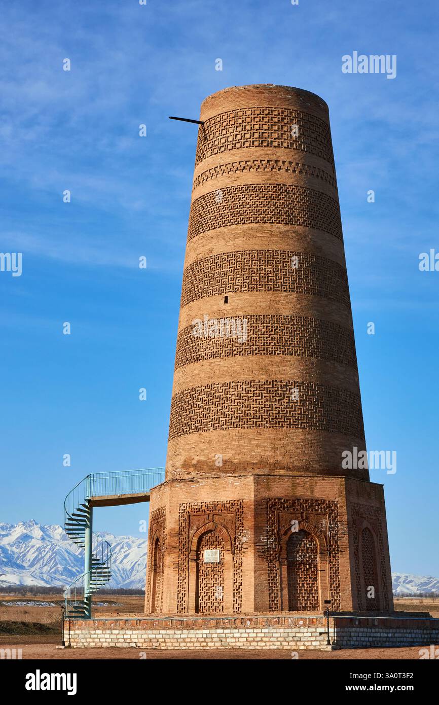 Burana Tower, minareto dello stato del Karakhanide. Luogo turistico, punto di riferimento per i viaggi in Kirghizistan. Rovine dell'insediamento di Buranin, l'antica città di Balasagun Foto Stock