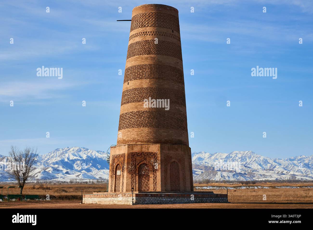 Burana Tower, minareto dello stato del Karakhanide. Luogo turistico, punto di riferimento per i viaggi in Kirghizistan. Rovine dell'insediamento di Buranin, l'antica città di Balasagun Foto Stock