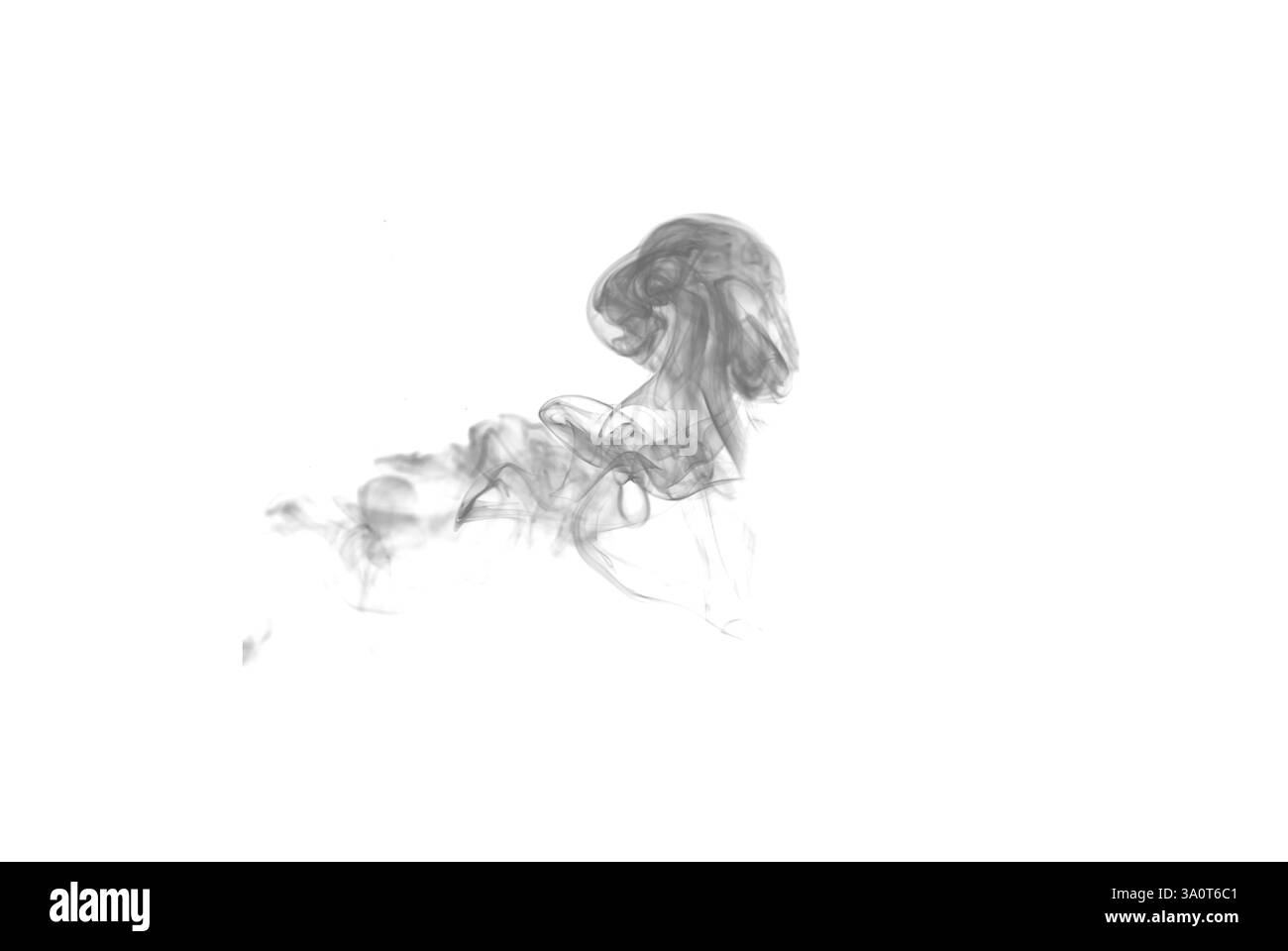 Nella foto vengono mostrate varie forme di fumo che salgono verso l'alto e creano motivi intricati. Le forme di fumo variano da sottili e delicate a spesse Foto Stock