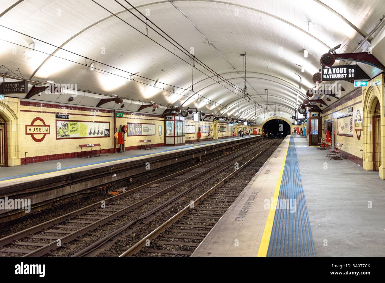 Le piattaforme della Museum Station sulla Sydney Trains Network Foto Stock