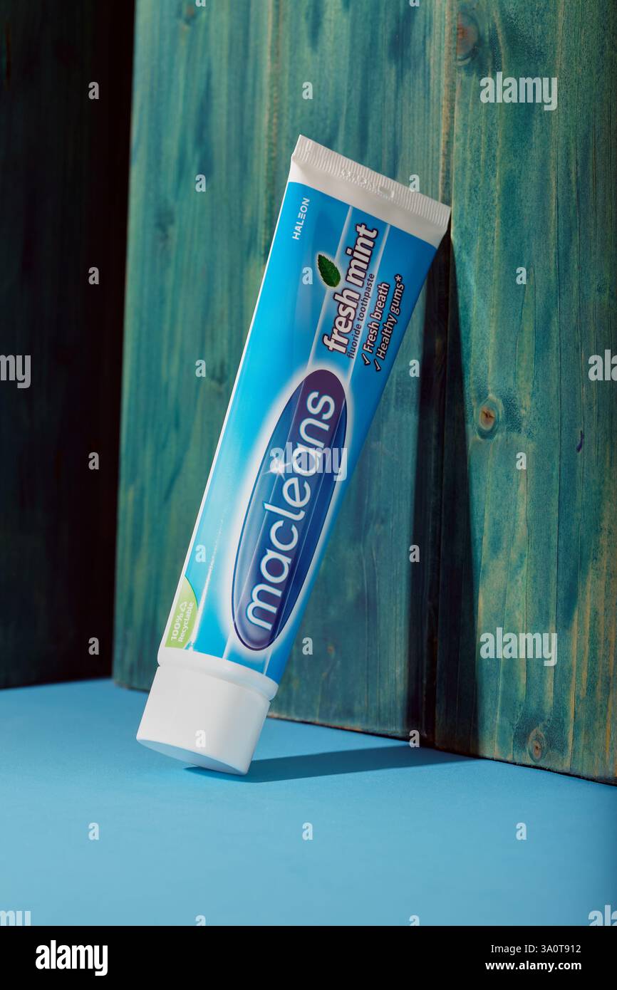 Mansfield,Nottingham,Regno Unito,26 febbraio 2025:immagine studio di un tubo di dentifricio Maclean,l'azienda è di proprietà di Haleon PLC. Foto Stock