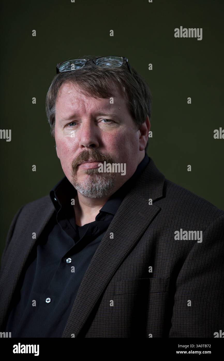 Il pluripremiato poeta e scrittore americano Brian Turner, nella foto al Festival internazionale del libro di Edimburgo, dove ha letto dal suo recente libro di memorie sul suo periodo in Iraq intitolato "My Life in a Foreign Country". L'evento di tre settimane è il più grande festival letterario del mondo e si tiene durante l'annuale Festival di Edimburgo. L'evento del 2014 ha visto la partecipazione di più di 500 autori provenienti da tutto il mondo ed è stata la 31esima edizione del festival. Foto Stock
