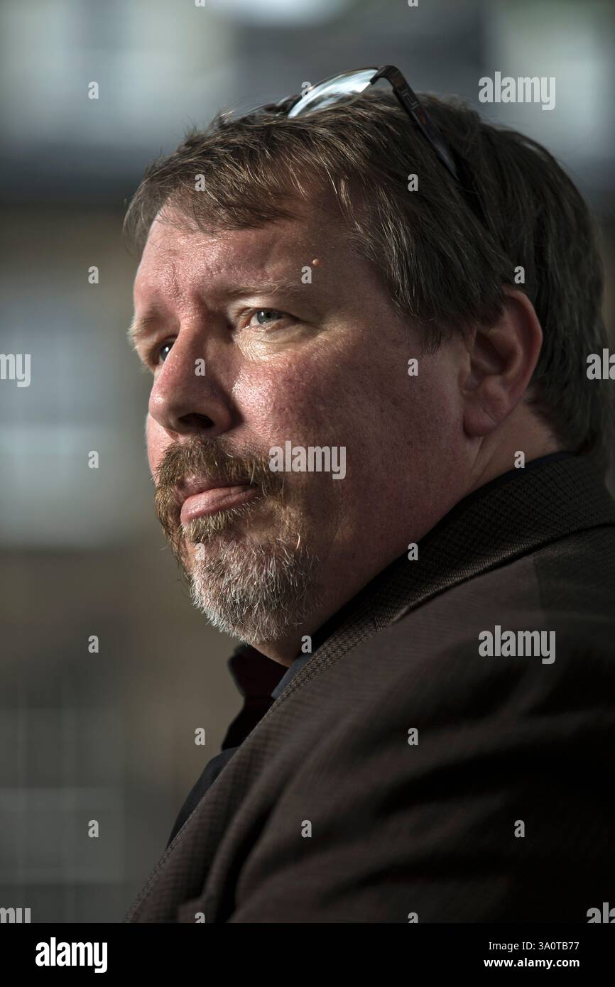 Il pluripremiato poeta e scrittore americano Brian Turner, nella foto al Festival internazionale del libro di Edimburgo, dove ha letto dal suo recente libro di memorie sul suo periodo in Iraq intitolato "My Life in a Foreign Country". L'evento di tre settimane è il più grande festival letterario del mondo e si tiene durante l'annuale Festival di Edimburgo. L'evento del 2014 ha visto la partecipazione di più di 500 autori provenienti da tutto il mondo ed è stata la 31esima edizione del festival. Foto Stock