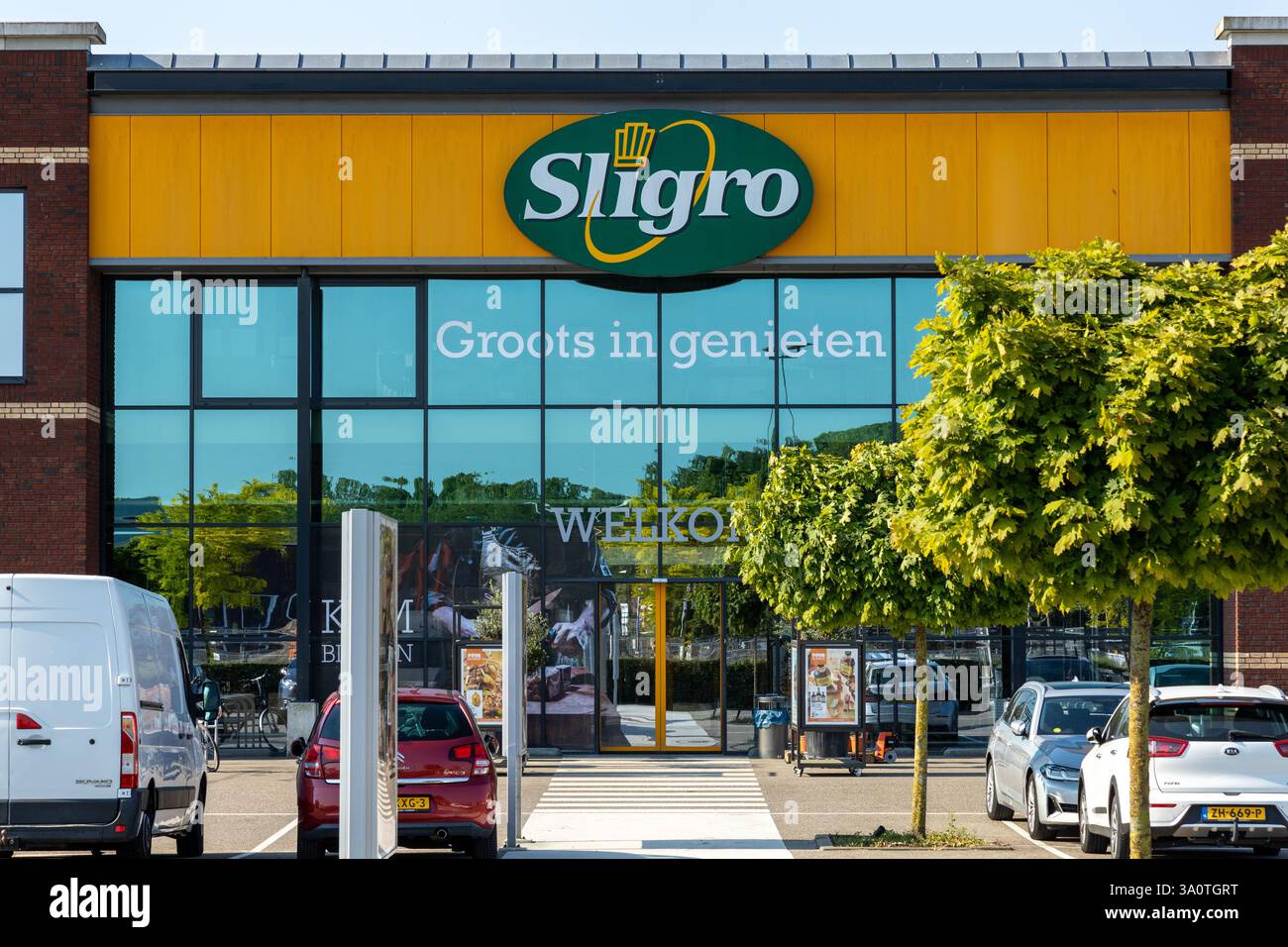 Cartello con logo Sligro. Sligro comprende le società di vendita al dettaglio e di servizi alimentari che vendono direttamente e indirettamente all’intero marchio olandese di prodotti alimentari e bevande Foto Stock Cartello con logo Sligro. Sligro comprende le società di vendita al dettaglio e di servizi alimentari che vendono direttamente e indirettamente all’intero marchio olandese di prodotti alimentari e bevande Foto Stock