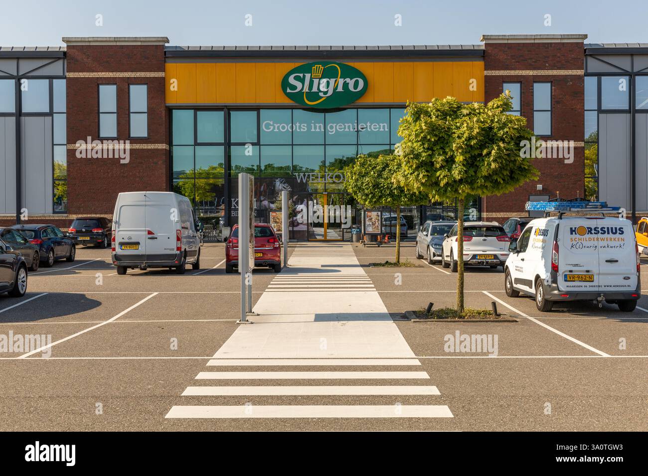 Cartello con logo Sligro. Sligro comprende le società di vendita al dettaglio e di servizi alimentari che vendono direttamente e indirettamente all’intero marchio olandese di prodotti alimentari e bevande Foto Stock Cartello con logo Sligro. Sligro comprende le società di vendita al dettaglio e di servizi alimentari che vendono direttamente e indirettamente all’intero marchio olandese di prodotti alimentari e bevande Foto Stock