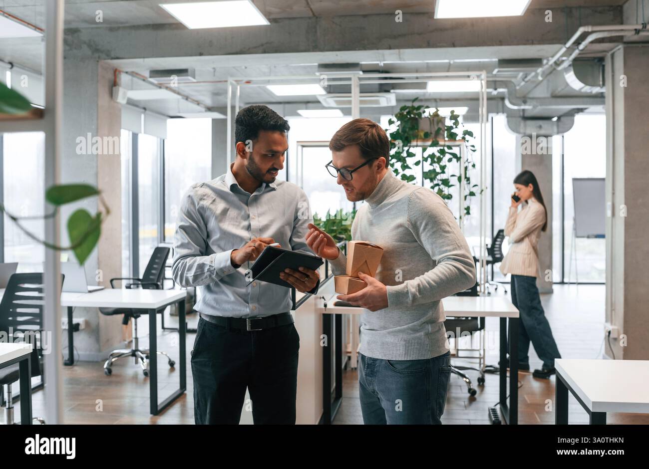 Uomini e donne lavorano insieme in ufficio. Foto Stock