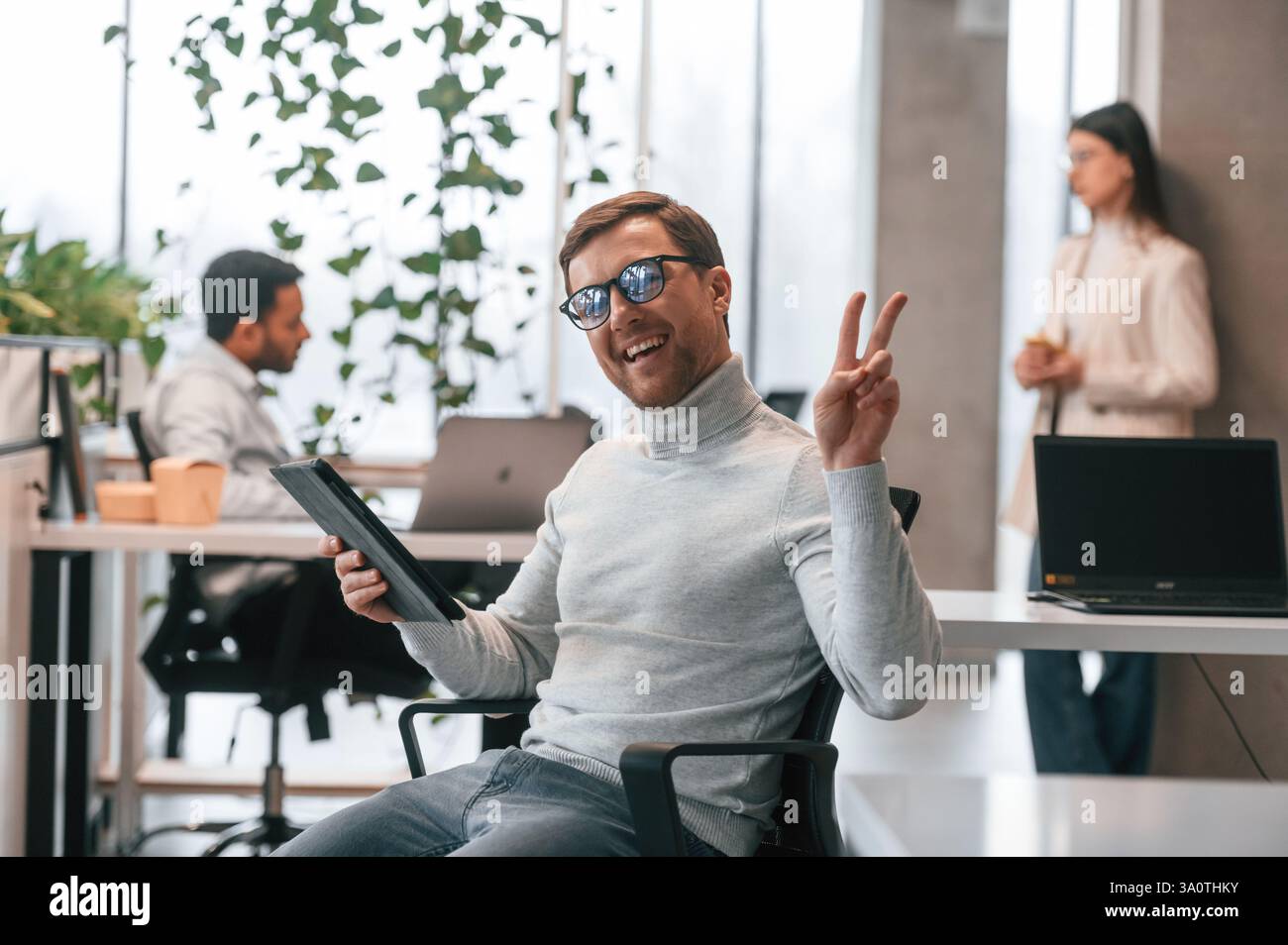 Uomini e donne lavorano insieme in ufficio. Foto Stock