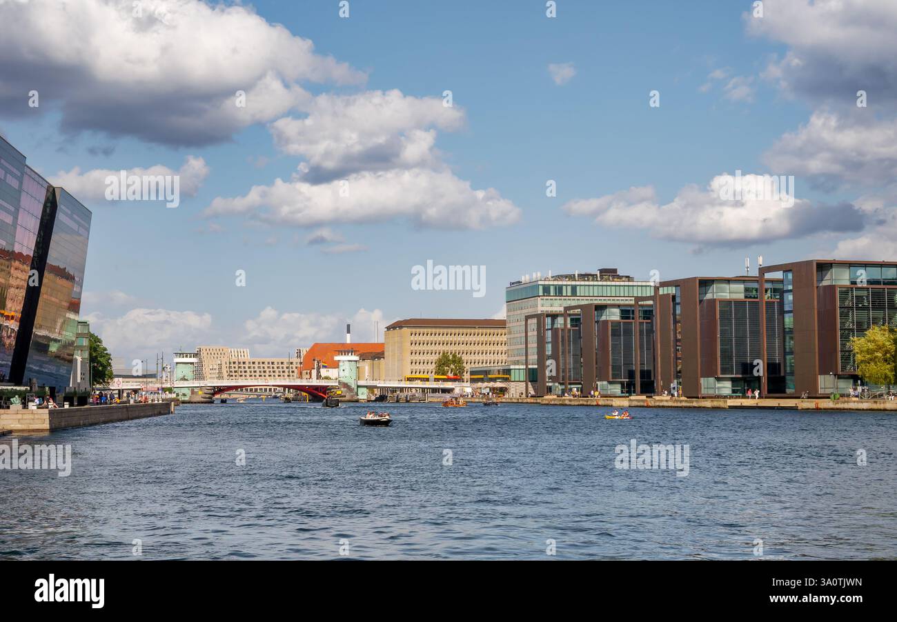 Porto interno, barche, Knippelsbro e moderni edifici governativi, Copenaghen, Danimarca Havneløbet Foto Stock