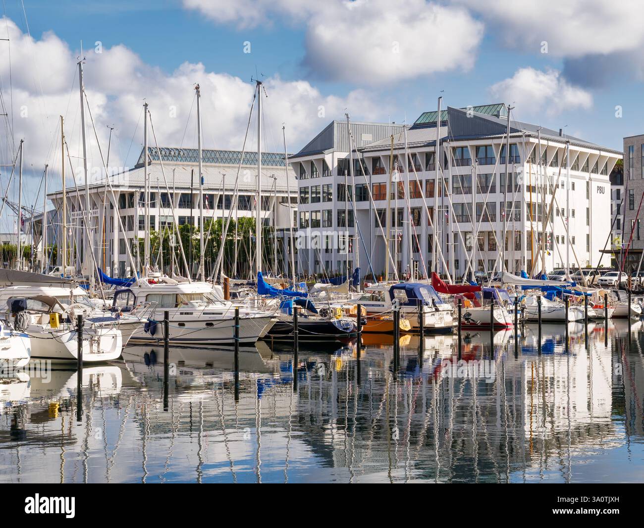Barche nel porto di Kalkbraenderihavn e moderni edifici amministrativi sul porto, Nordhavn, Copenaghen, Danimarca Foto Stock