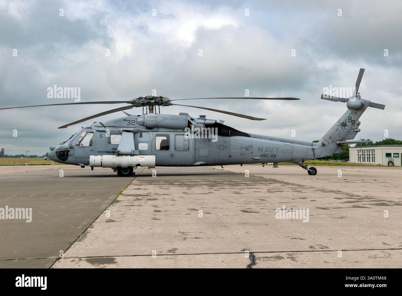 Elicottero Sikorsky MH-60S Seahawk della Marina DEGLI STATI UNITI dall'Helicopter Sea Combat Squadron 28 (HSC-28) Norfolk, Virginia, presso la Hohn Air base. Hohn, Germania - 12 giugno, Foto Stock