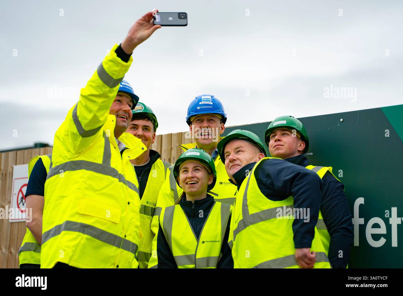 Prestonpans, East Lothian, Scozia, Regno Unito. 5 marzo 2025. Il leader conservatore scozzese Russell Findlay celebra oggi la settimana dell'apprendistato scozzese incontrando gli apprendisti in un nuovo sito di sviluppo immobiliare fuori Prestonpans nell'East Lothian. Iain Masterton/Alamy Live News. Foto Stock