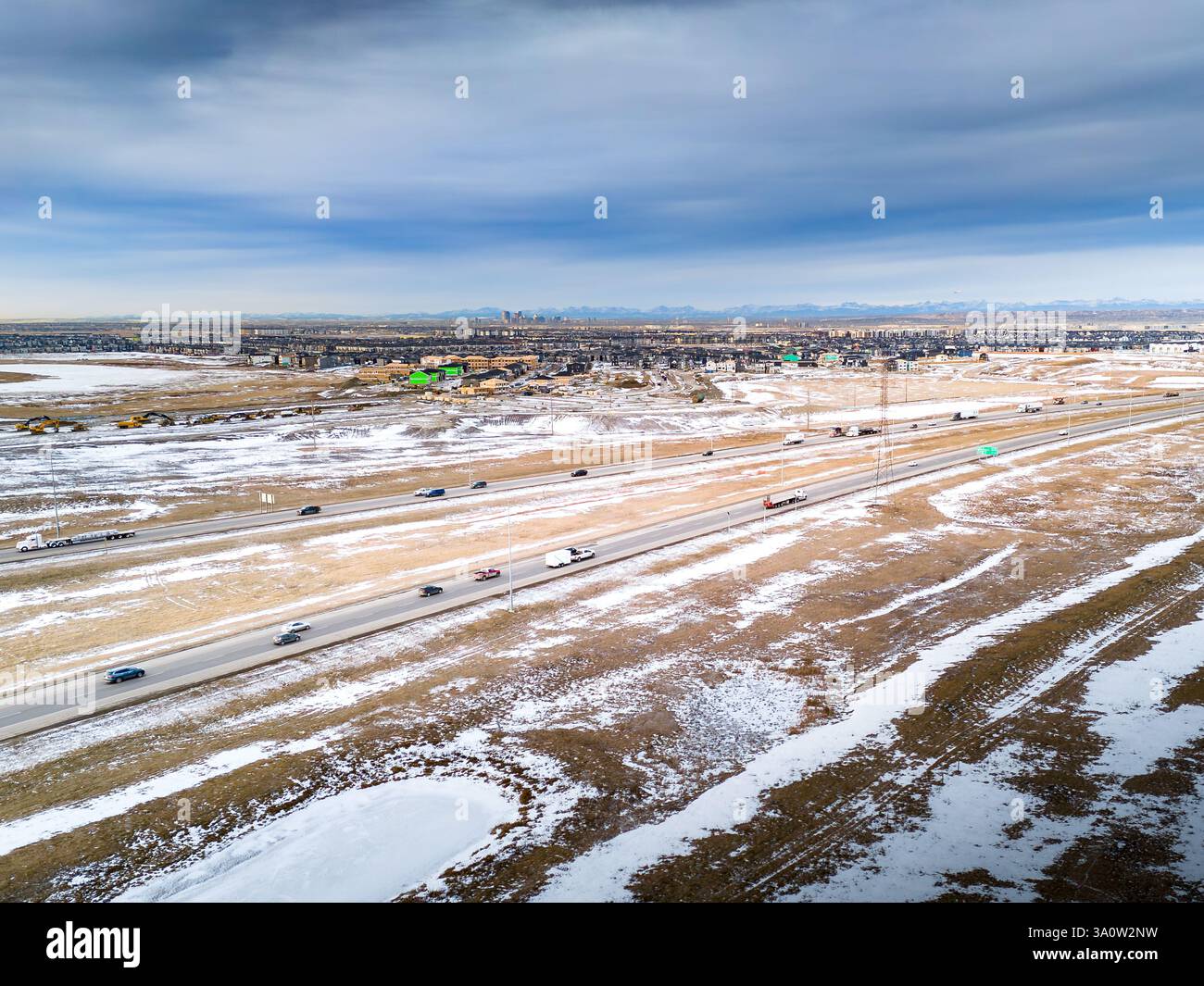 Il traffico all'alba durante l'inverno si scioglie con i pendolari che viaggiano tutti i giorni per lavorare. Foto Stock