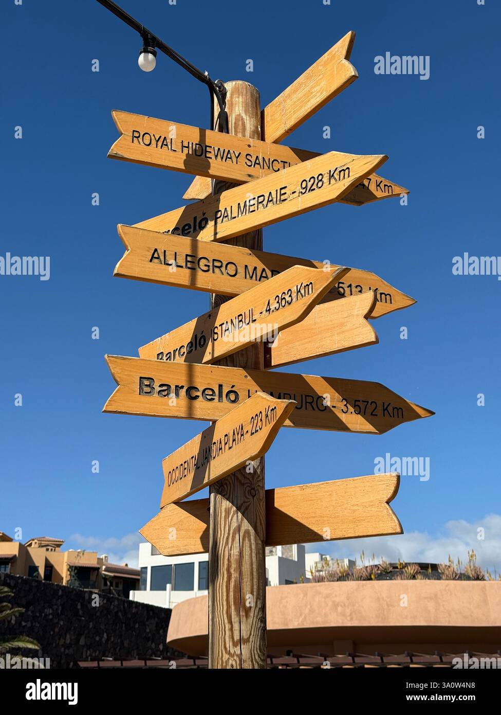 Segnaletica IA presso il resort hotel Barcelo a 5 stelle sull'isola spagnola di Tenerife, Isole Canarie, Spagna, che mostra altre posizioni del gruppo Foto Stock