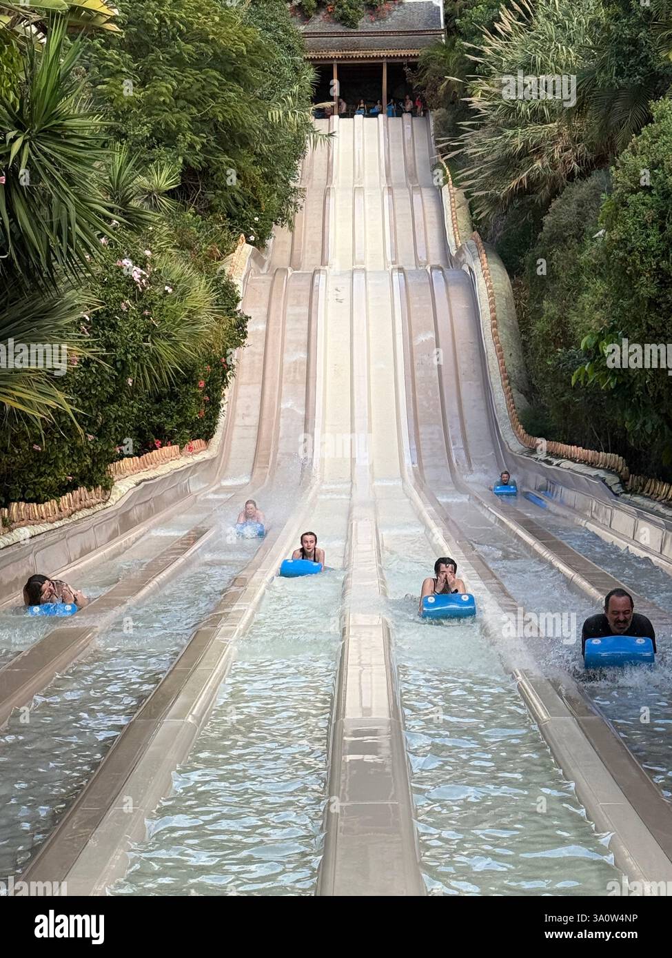 Giostre al Siam Park , un parco acquatico a Tenerife, una delle Isole Canarie della Spagna, probabilmente il migliore al mondo con un tema thailandese Foto Stock