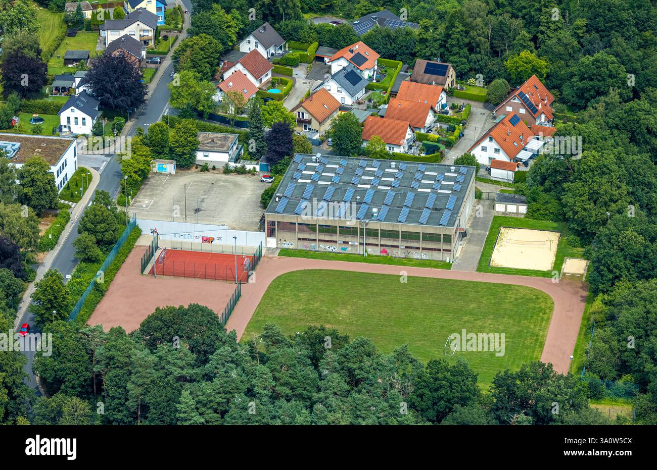 Vista aerea, palazzetto dello sport Gerken con tetto solare e campo sportivo, Kolpingstraße Housing estate, Wickede, Soester Börde, Renania settentrionale-Vestfalia, tedesco Foto Stock