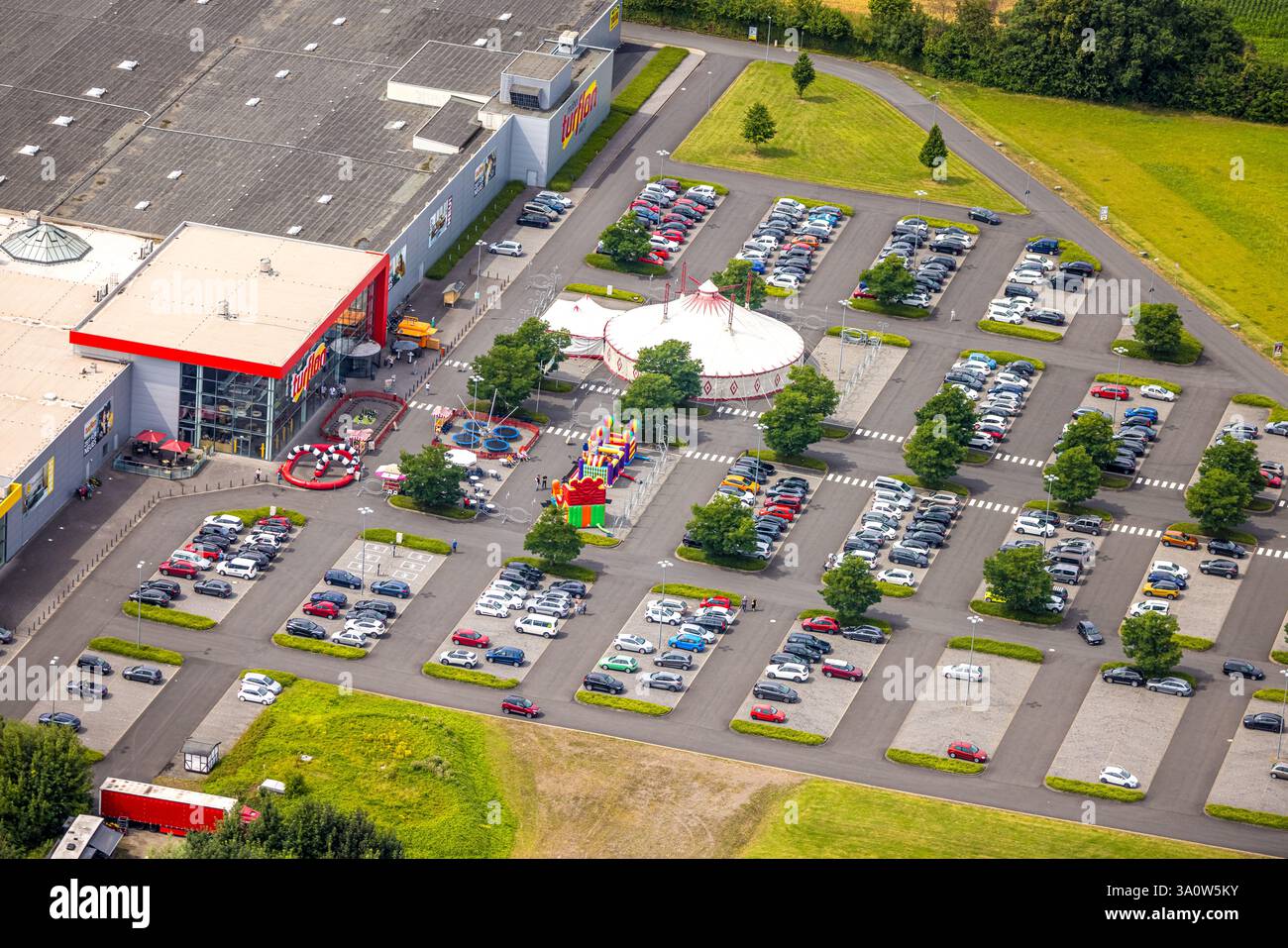 Vista aerea, area giochi per bambini Kinderland con tenda nel parcheggio di Möbel Turflon Werl, Westbüderich, Werl, Soester Börde, North Rhine-Westph Foto Stock