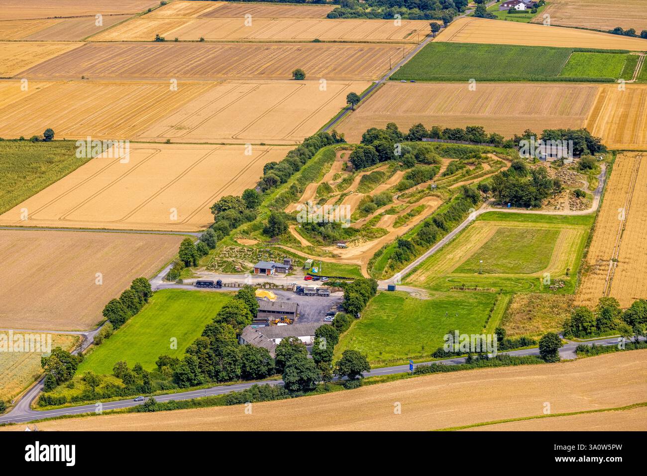 Vista aerea, area sportiva a motore Werler Ring, Motor Sport Club Werl, SUV, addestramento per quad e fuoristrada, strutture piastrellate prati e campi, Werl, Foto Stock