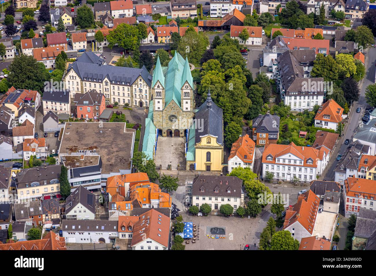 Vista aerea, Basilica della visita della Vergine Maria e monastero di pellegrinaggio nella città vecchia, Werl, Soester Börde, Renania settentrionale-Vestfalia, Germ Foto Stock