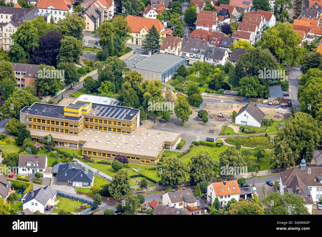 Vista aerea, Ursulinengymnasium e palazzetto dello sport, Altes Schloss Werl, rovine del castello dell'ex palazzo elettorale della città, Werl, Soester Börde, Renania settentrionale Foto Stock