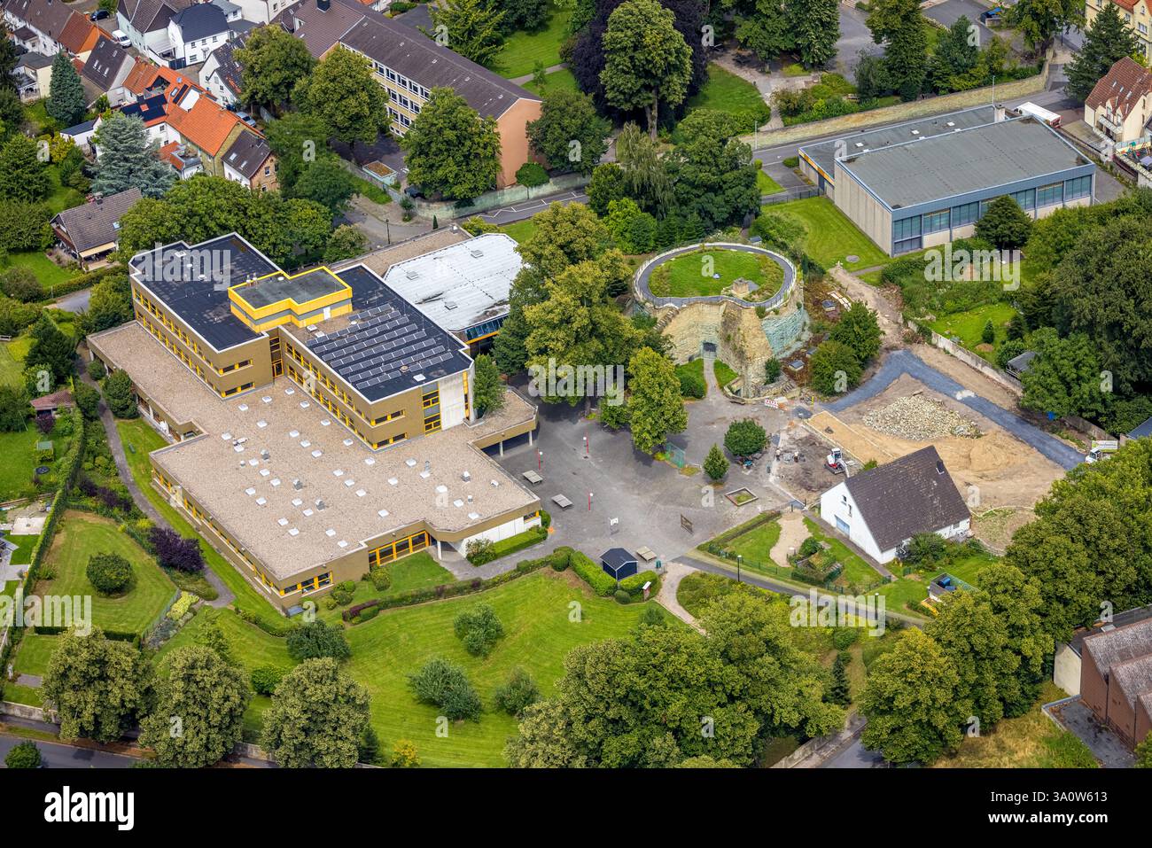 Vista aerea, Altes Schloss Werl, rovine del castello dell'ex palazzo elettorale della città, Ursulinengymnasium e palazzetto dello sport, Werl, Soester Börde, Reno del Nord Foto Stock