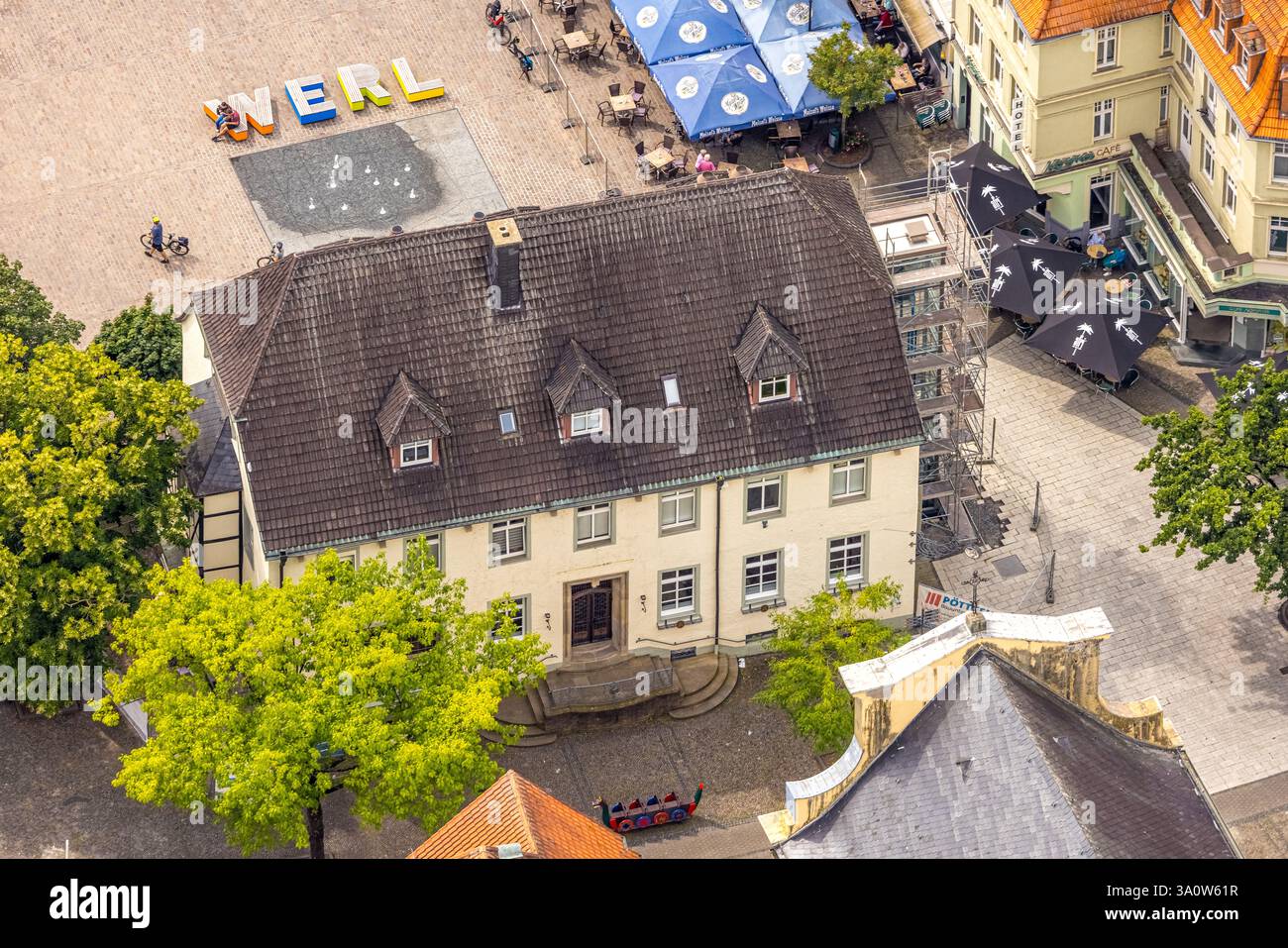 Vista aerea, zona pedonale nella piazza del mercato Alter Markt, lettere WERL in colorate lettere maiuscole sulla piazza, case storiche Marien Apothe Foto Stock