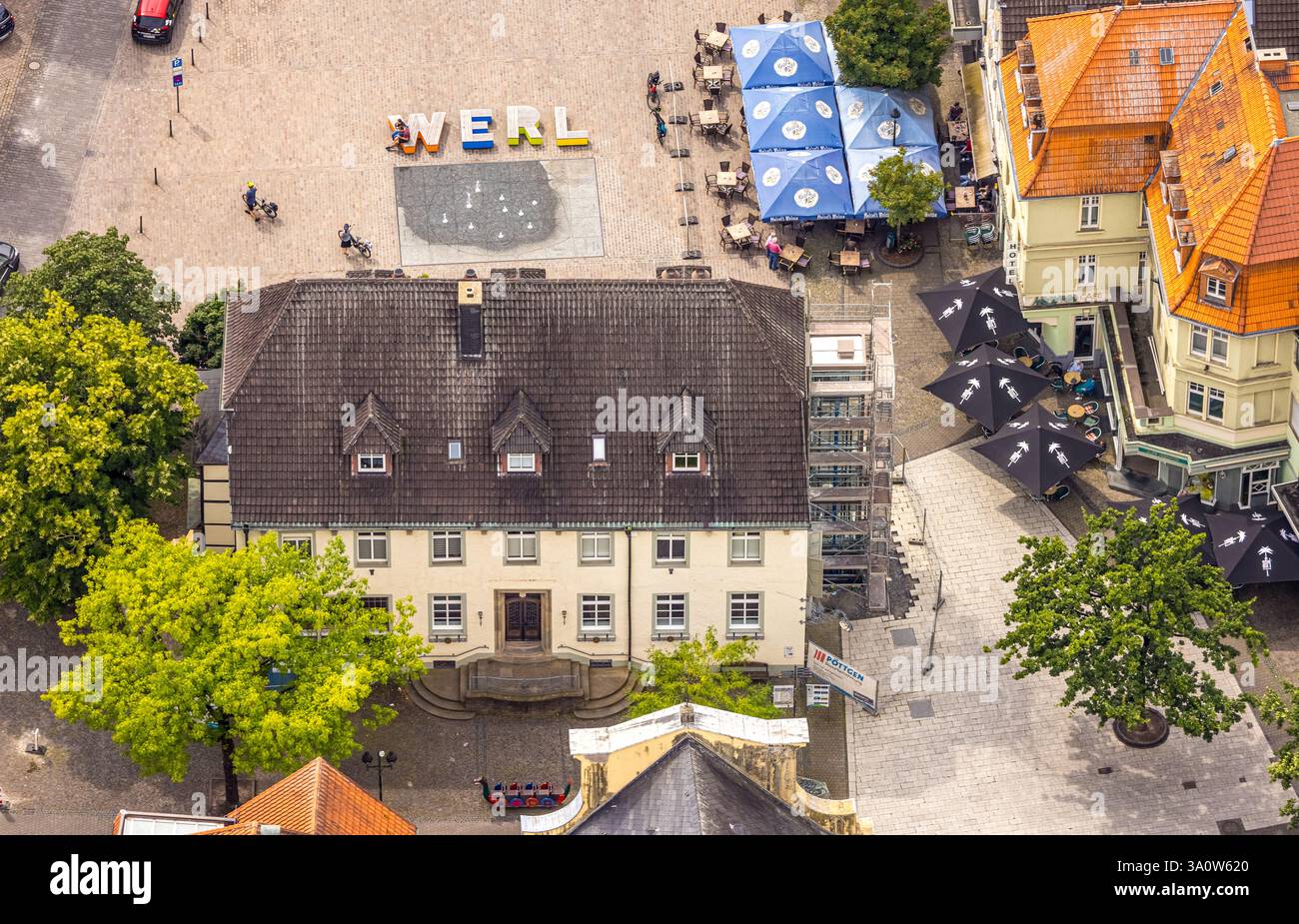Vista aerea, zona pedonale nella piazza del mercato Alter Markt, lettere WERL in colorate lettere maiuscole sulla piazza, case storiche Marien Apothe Foto Stock