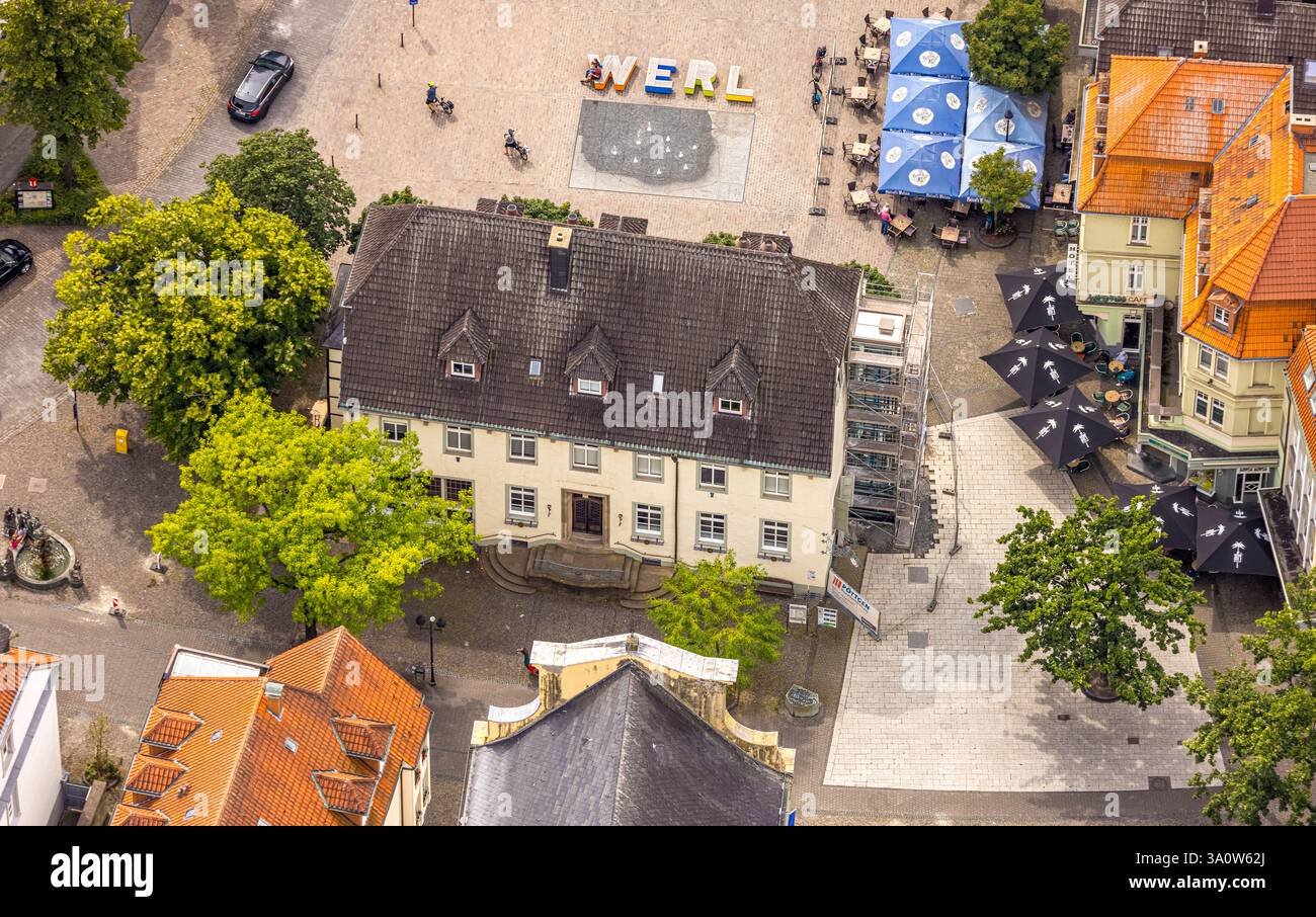Vista aerea, zona pedonale nella piazza del mercato Alter Markt, lettere WERL in colorate lettere maiuscole sulla piazza, case storiche Marien Apothe Foto Stock