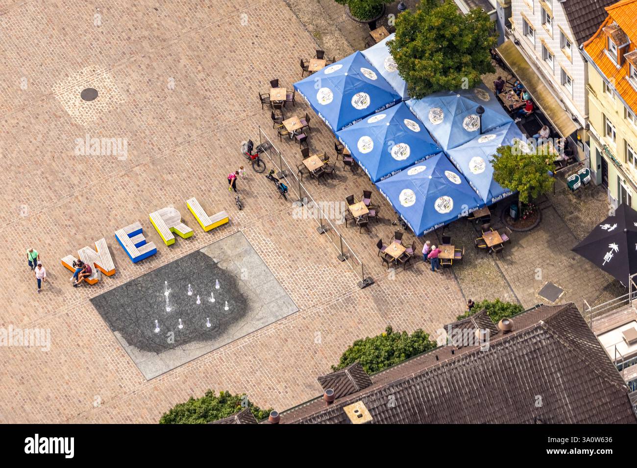 Vista aerea, zona pedonale nella piazza del mercato Alter Markt, lettere WERL in maiuscolo colorate sulla piazza, ombrelloni al caffè Werl, S. Foto Stock