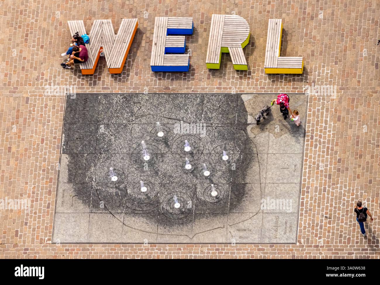 Vista aerea, zona pedonale nella piazza del mercato Alter Markt, lettere WERL in maiuscole colorate sulla piazza, Werl, Soester Börde, North RH Foto Stock