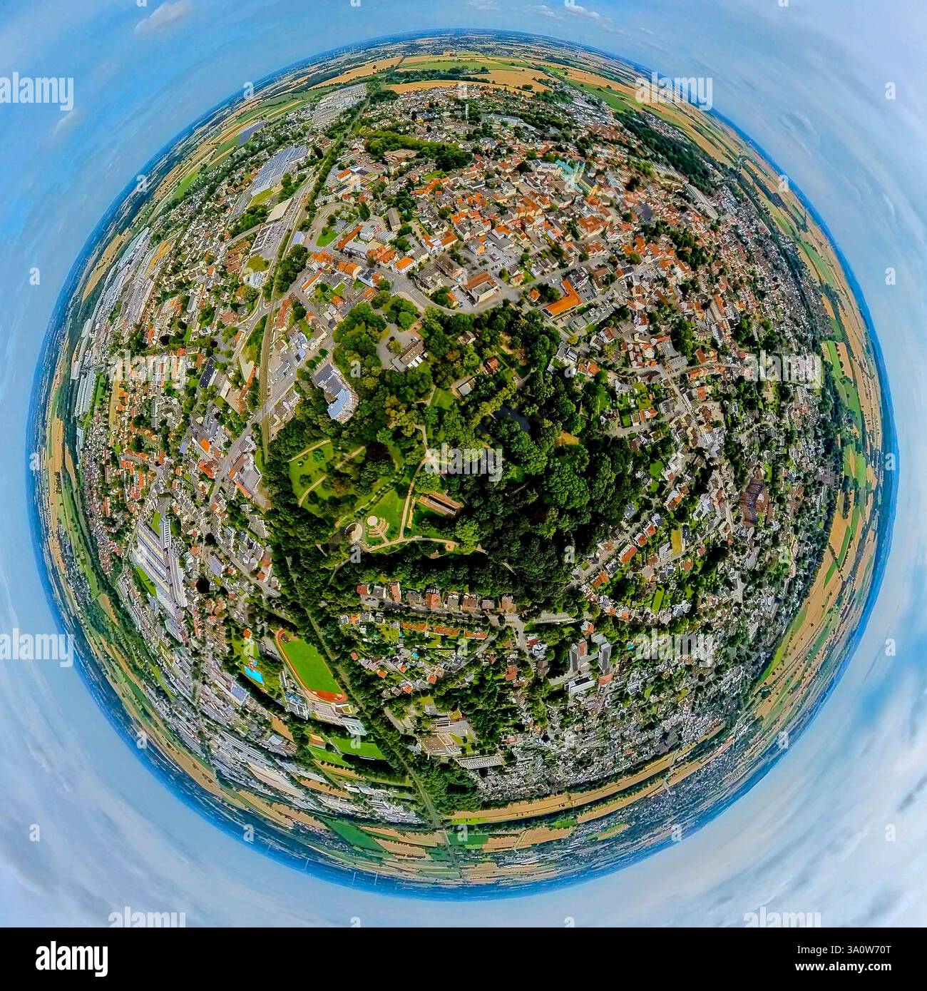Vista aerea, area forestale di Kurpark con lavorazione del sale, cantiere nello stagno di Salzbach con parco giochi acquatico e area eventi, globo terrestre, fisheye im Foto Stock