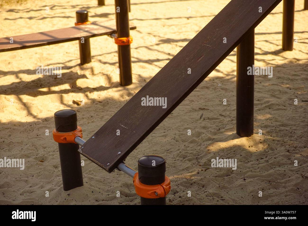 Un primo piano di attrezzature da palestra all'aperto - Bench Press su un parco giochi. Foto Stock
