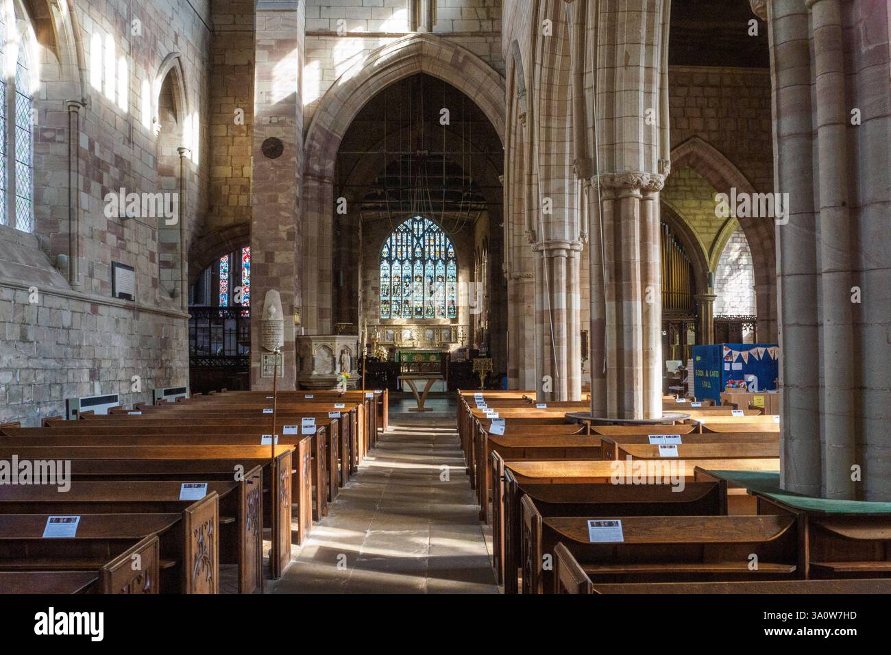 La navata nord, la chiesa di St Oswald, Ashbourne Foto Stock