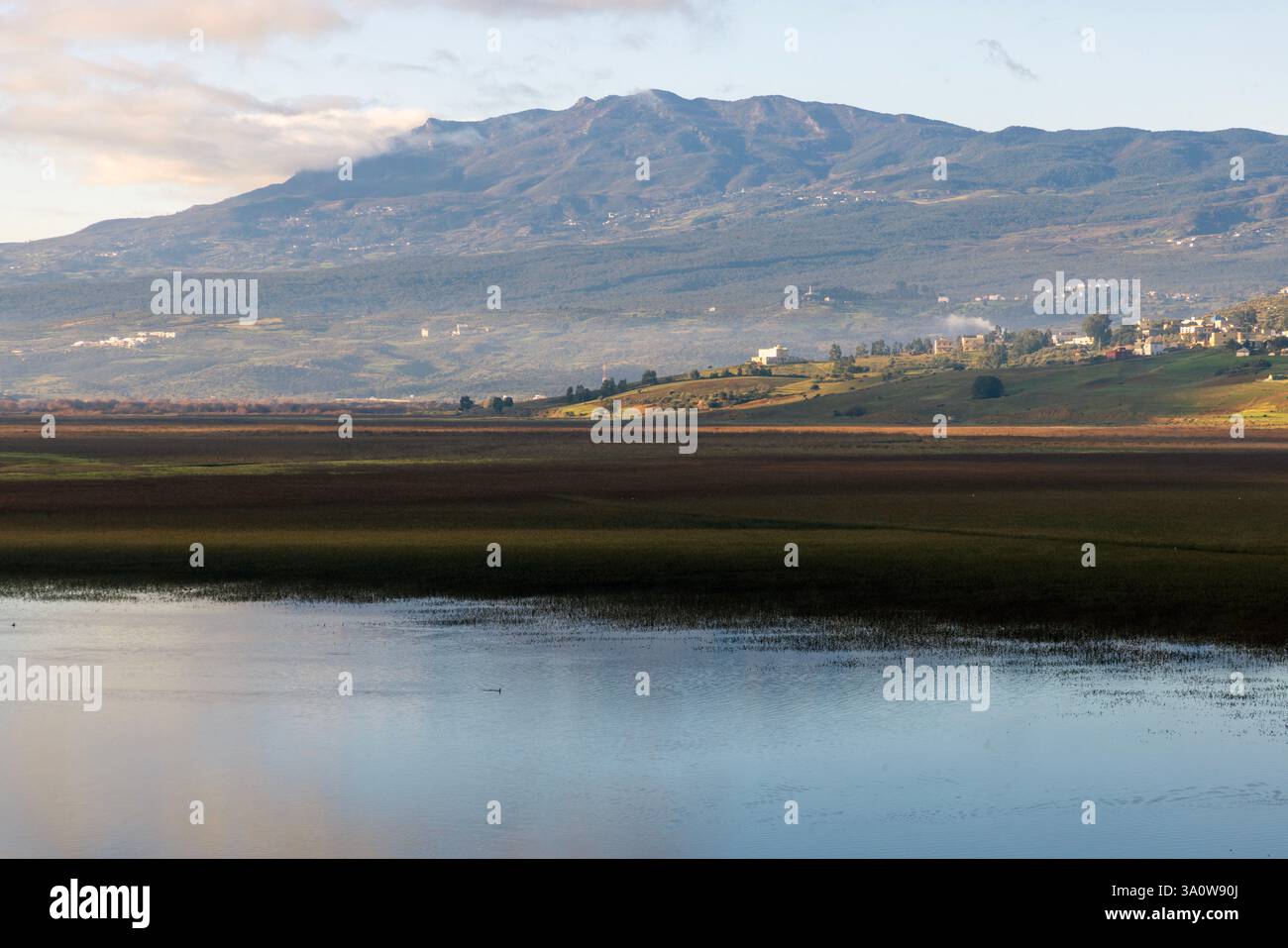 Il fiume e la diga Oued Laou vicino a Chefchaouen, in Marocco, sono circondati da un paesaggio montuoso e famosi per la cucina del pane locale. Foto Stock