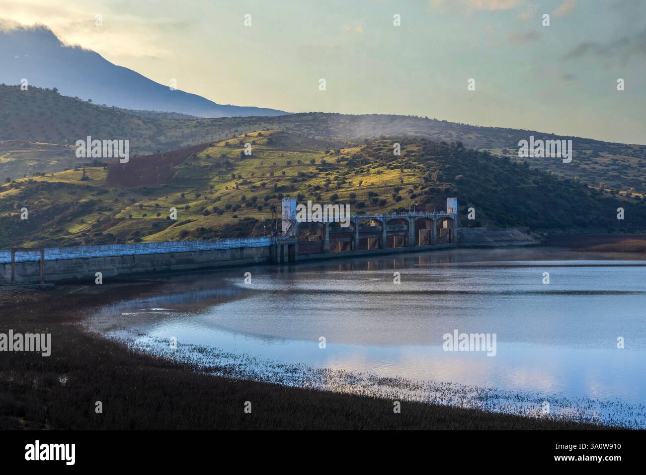 Il fiume e la diga Oued Laou vicino a Chefchaouen, in Marocco, sono circondati da un paesaggio montuoso e famosi per la cucina del pane locale. Foto Stock