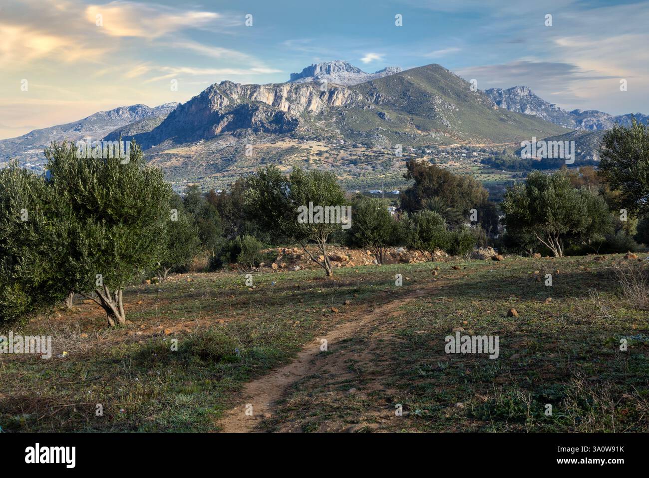 Il fiume e la diga Oued Laou vicino a Chefchaouen, in Marocco, sono circondati da un paesaggio montuoso e famosi per la cucina del pane locale. Foto Stock