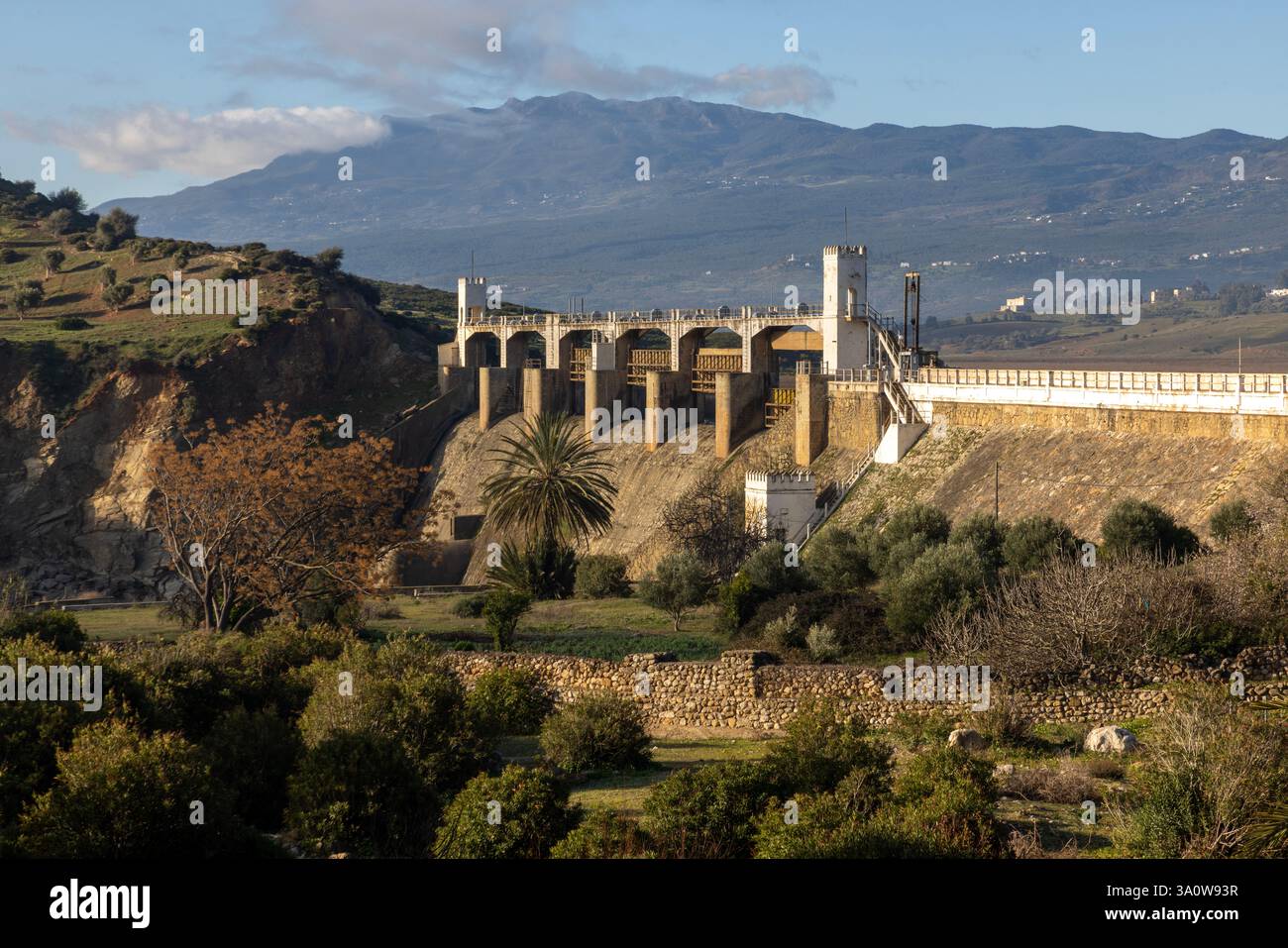 Il fiume e la diga Oued Laou vicino a Chefchaouen, in Marocco, sono circondati da un paesaggio montuoso e famosi per la cucina del pane locale. Foto Stock