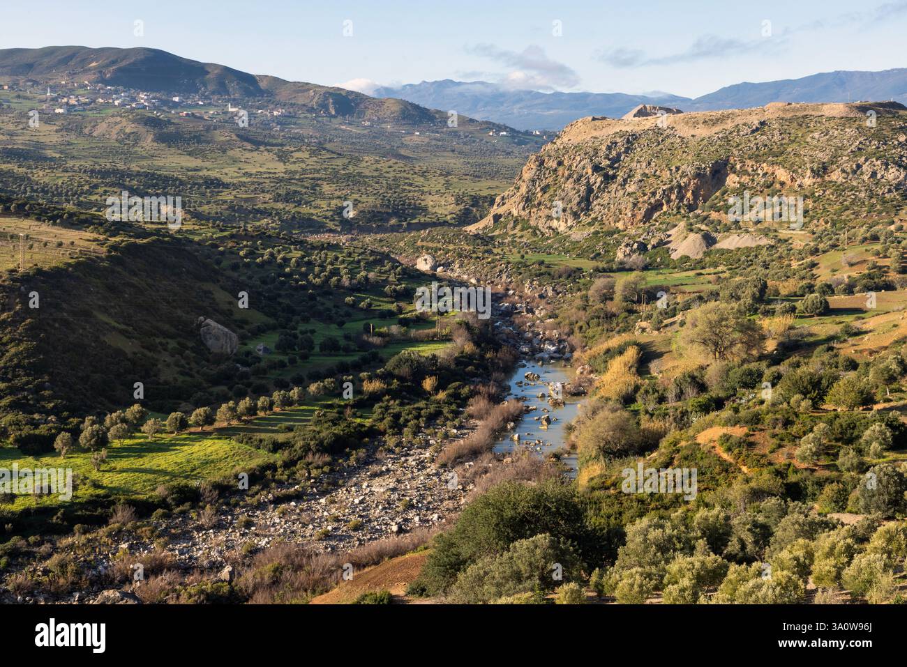 Il fiume e la diga Oued Laou vicino a Chefchaouen, in Marocco, sono circondati da un paesaggio montuoso e famosi per la cucina del pane locale. Foto Stock