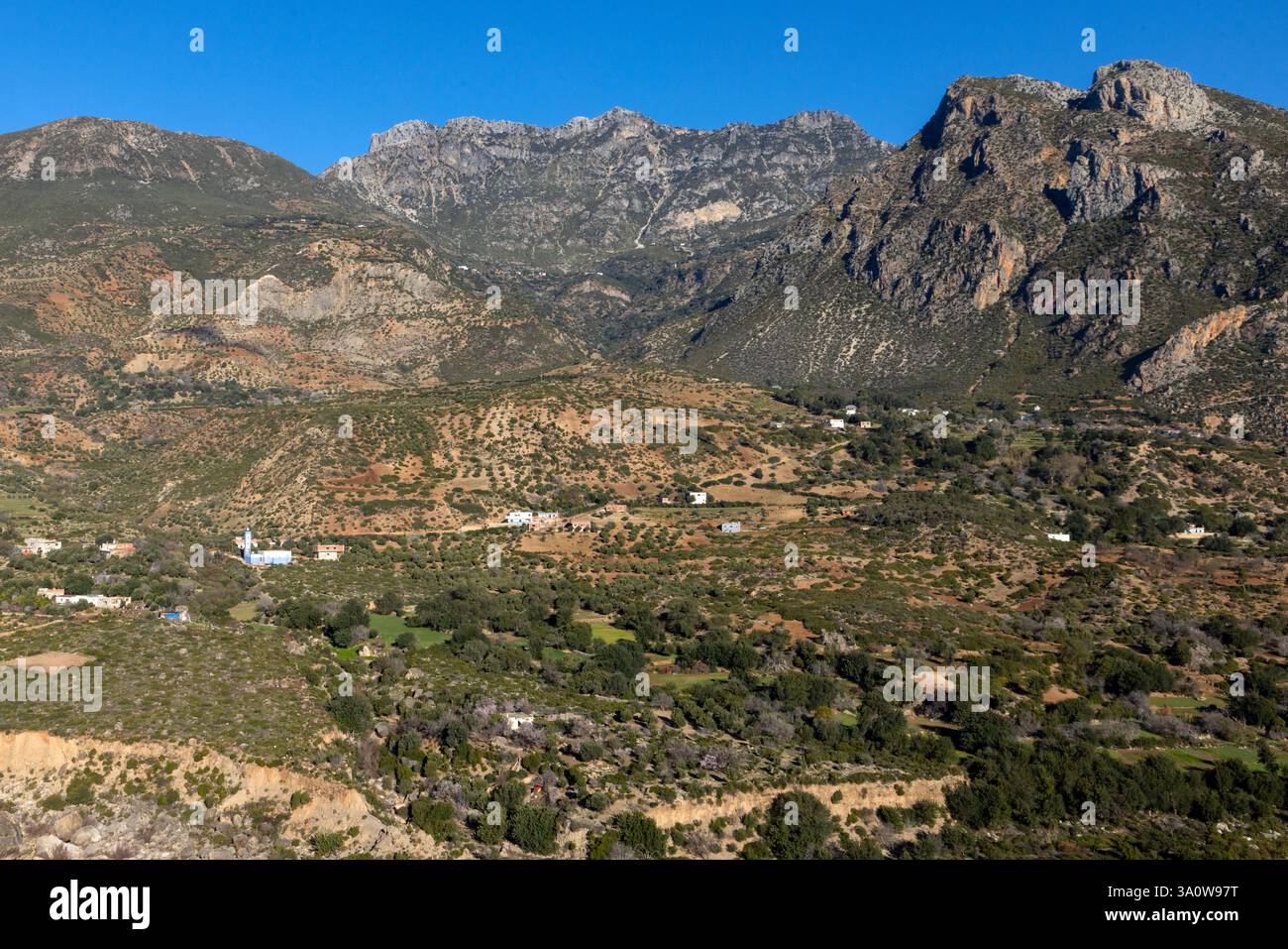 Il fiume e la diga Oued Laou vicino a Chefchaouen, in Marocco, sono circondati da un paesaggio montuoso e famosi per la cucina del pane locale. Foto Stock