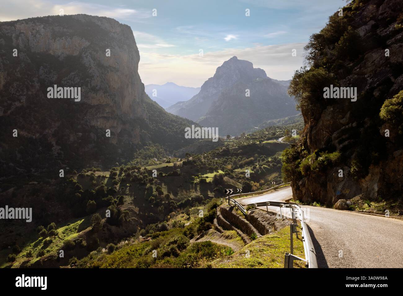 Il fiume e la diga Oued Laou vicino a Chefchaouen, in Marocco, sono circondati da un paesaggio montuoso e famosi per la cucina del pane locale. Foto Stock