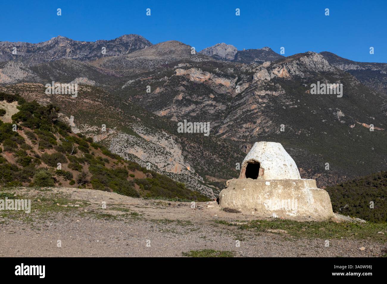 Il fiume e la diga Oued Laou vicino a Chefchaouen, in Marocco, sono circondati da un paesaggio montuoso e famosi per la cucina del pane locale. Foto Stock
