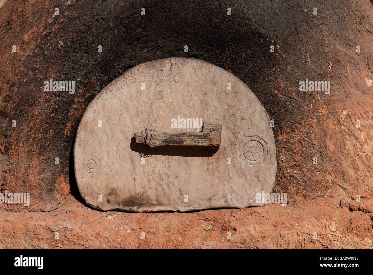 Il fiume e la diga Oued Laou vicino a Chefchaouen, in Marocco, sono circondati da un paesaggio montuoso e famosi per la cucina del pane locale. Foto Stock