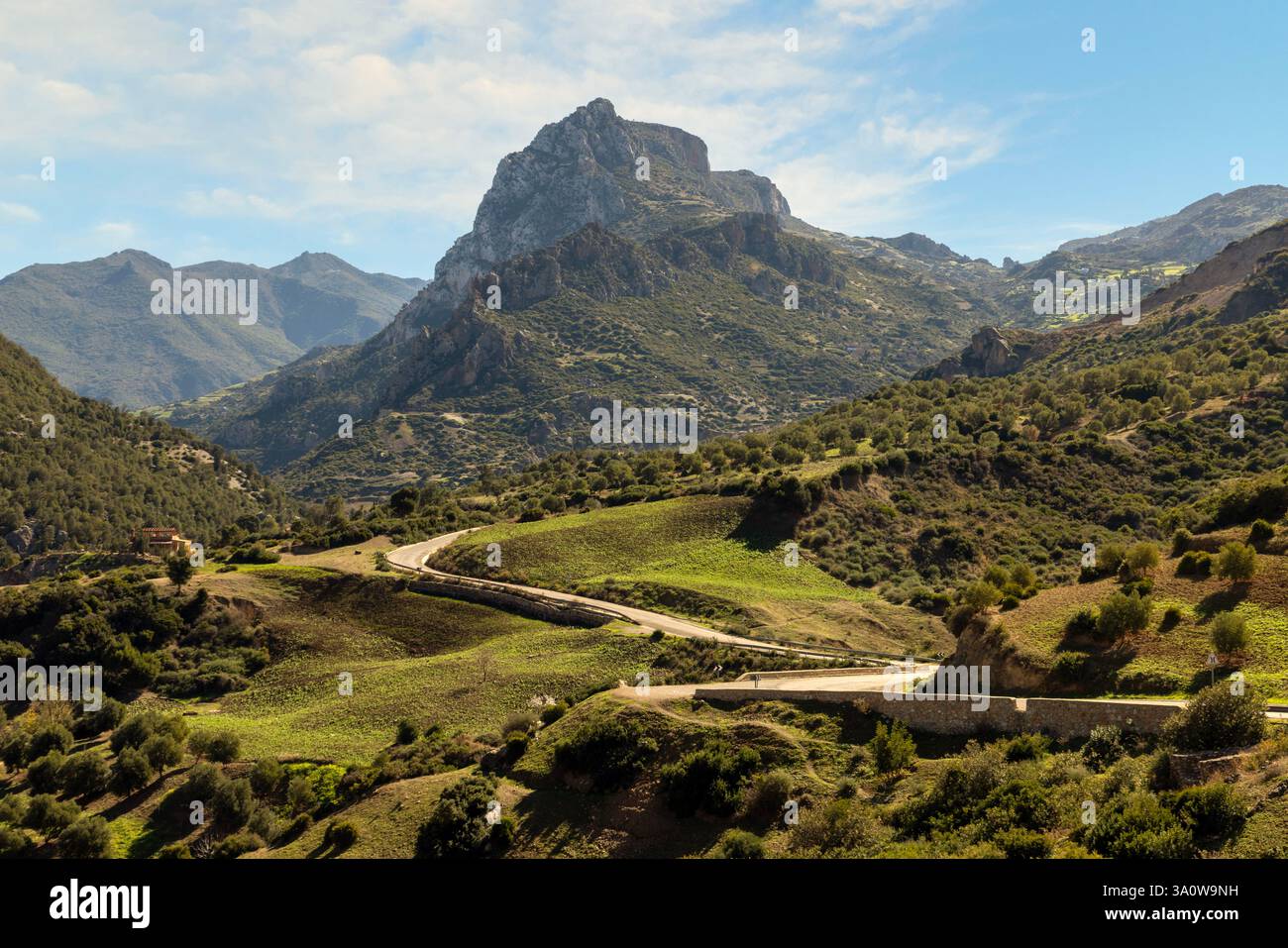Il fiume e la diga Oued Laou vicino a Chefchaouen, in Marocco, sono circondati da un paesaggio montuoso e famosi per la cucina del pane locale. Foto Stock