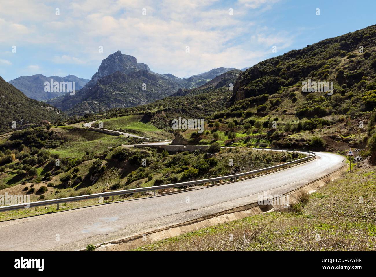 Il fiume e la diga Oued Laou vicino a Chefchaouen, in Marocco, sono circondati da un paesaggio montuoso e famosi per la cucina del pane locale. Foto Stock