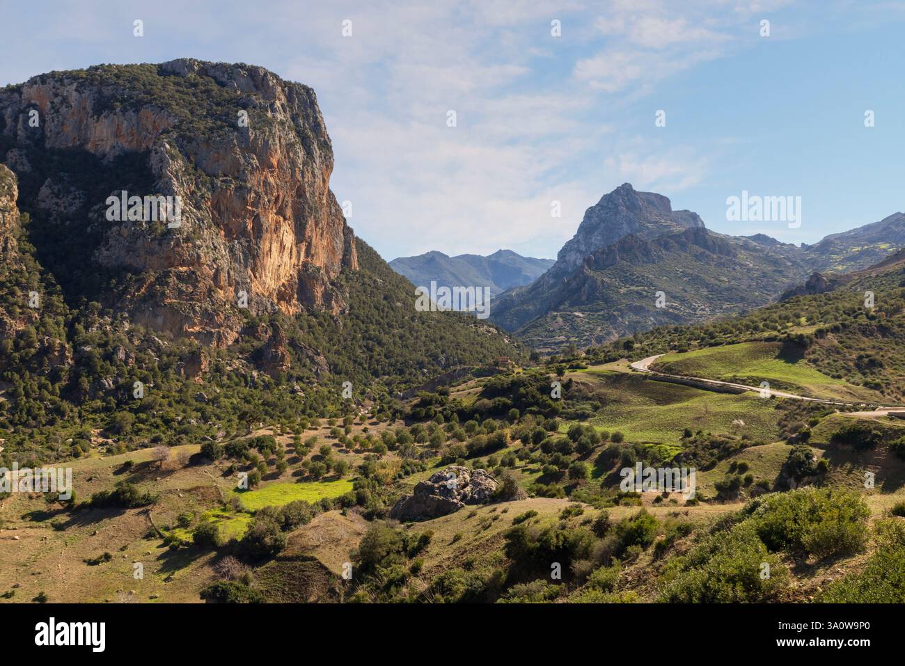 Il fiume e la diga Oued Laou vicino a Chefchaouen, in Marocco, sono circondati da un paesaggio montuoso e famosi per la cucina del pane locale. Foto Stock