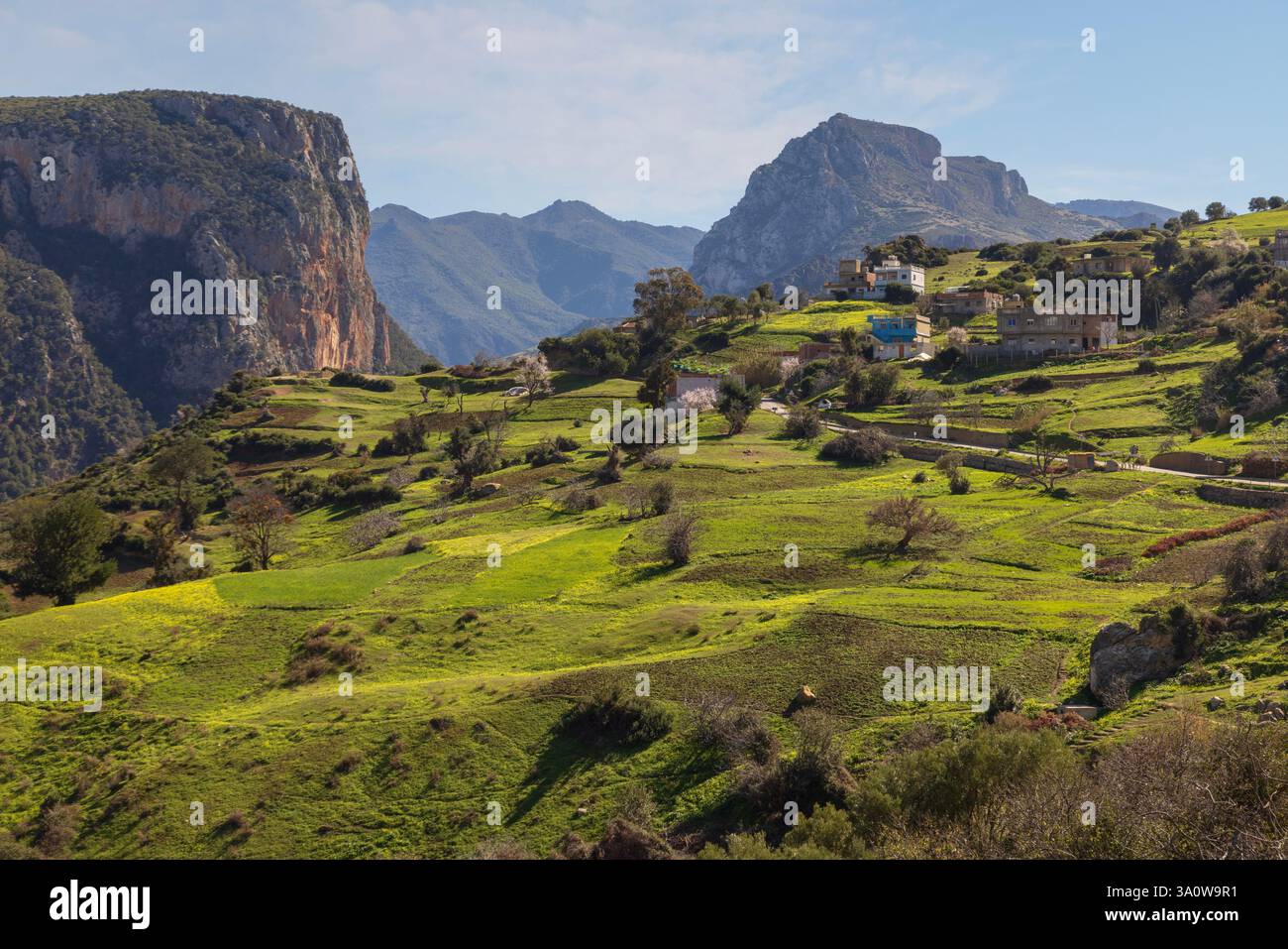 Il fiume e la diga Oued Laou vicino a Chefchaouen, in Marocco, sono circondati da un paesaggio montuoso e famosi per la cucina del pane locale. Foto Stock