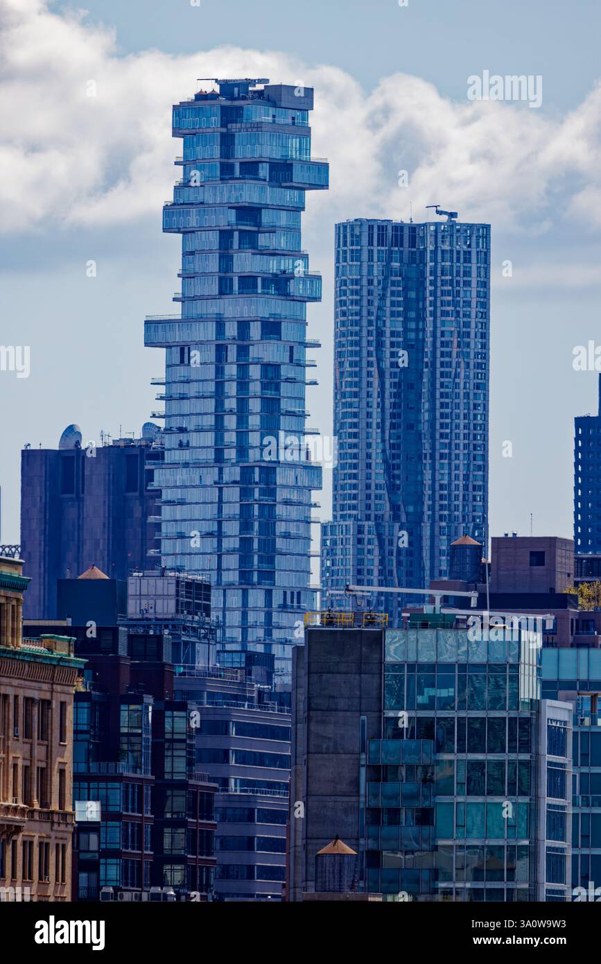 La Jenga Tower e l'8 Spruce Street si distinguono per la vista a sud dal molo 57. Entrambe le torri residenziali rompono lo stampo del design degli appartamenti. Foto Stock