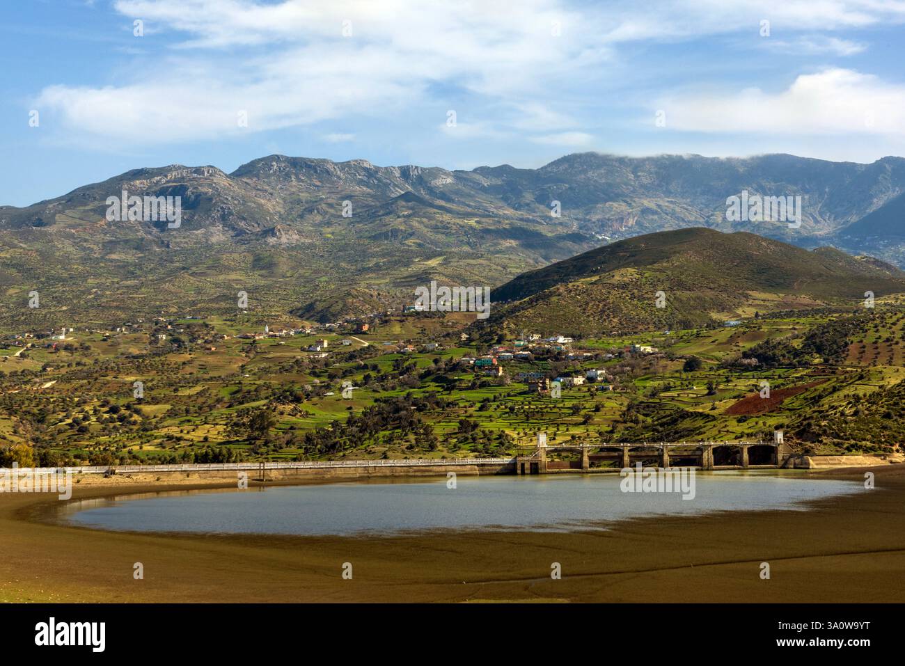 Il fiume e la diga Oued Laou vicino a Chefchaouen, in Marocco, sono circondati da un paesaggio montuoso e famosi per la cucina del pane locale. Foto Stock